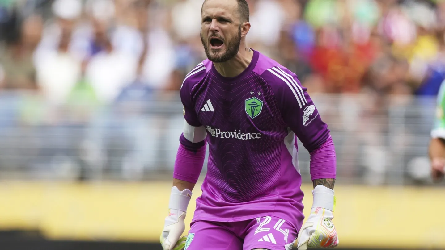 Kiper Sounders Stefan Frei Dibawa Ambulans Usai Kepala Bertabrakan dengan Lutut Lawan