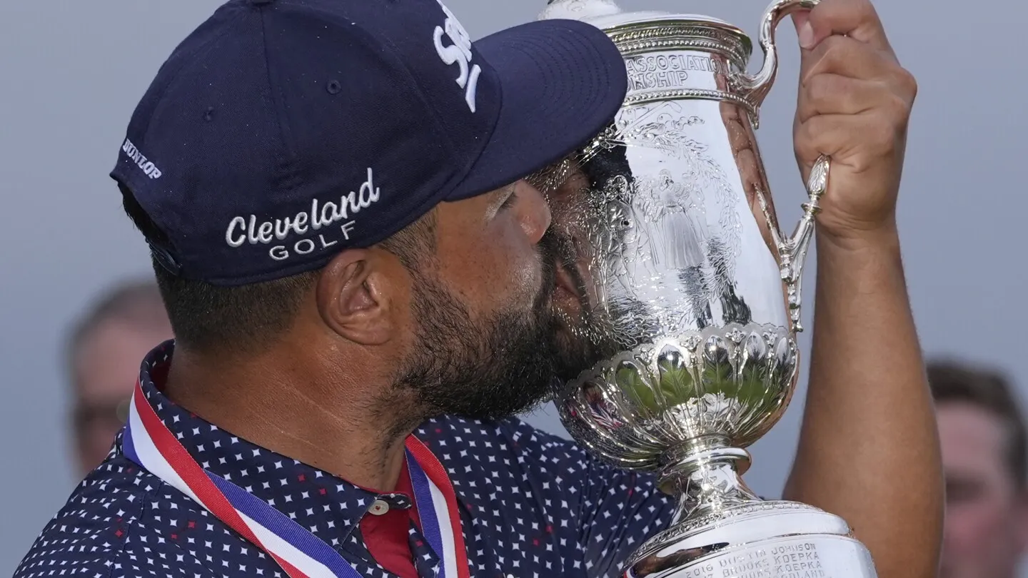 Juara US Open JJ Spaun Ubah Kejatuhan Bebas Menjadi Gelar di Oakmont yang Diguyur Hujan