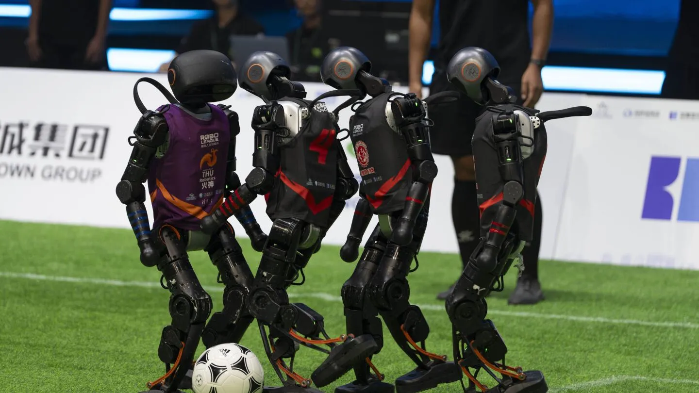 Robot humanoid Tiongkok hasilkan lebih banyak kegembiraan sepak bola daripada rekan manusia mereka