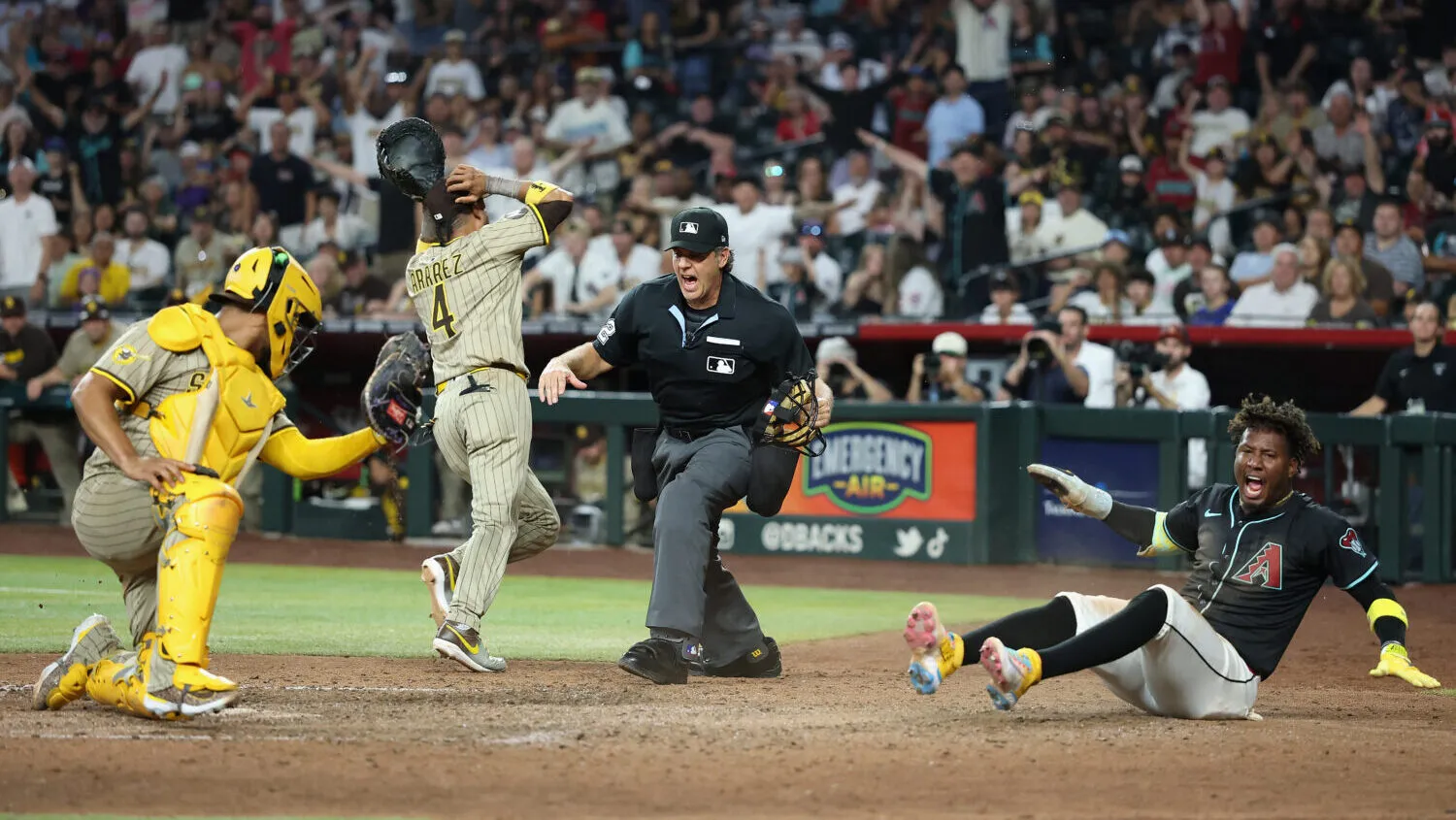 Diamondbacks bangkit dengan 5 run di inning ke-9 untuk kalahkan Padres
